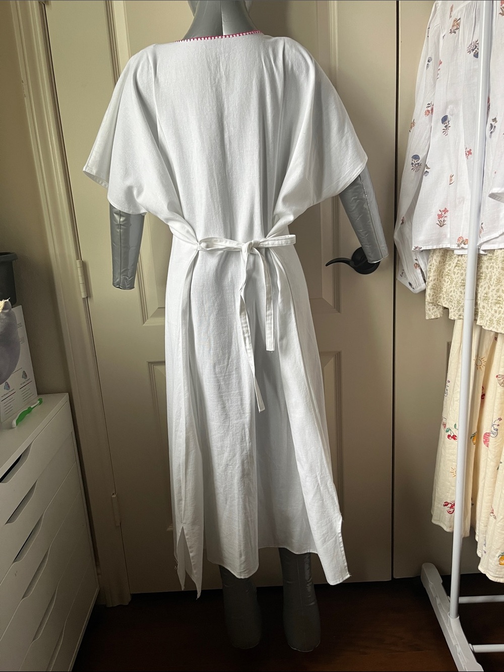 White embroidered dress. - Picture 3 of 6